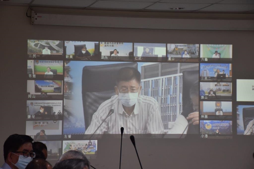 ▲高雄市政府警察局有感於國內新冠肺炎疫情日漸嚴峻，為避免疫情衝擊警察機關之人員與上班環境，造成機關運作癱瘓，高雄市警局今(24)日上午在左營分局演練「易地辦公」。(圖／記者郭凱杰翻攝，2020.03.24)