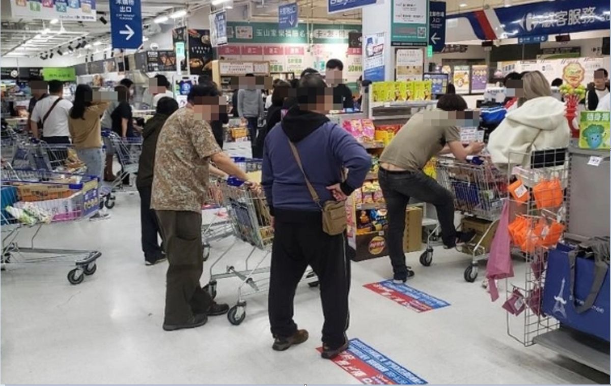 ▲有網友表示，他日前到家樂福採買時，看到一位阿婆因買不到麵包，怒用台語對收銀檯店員抱怨「政府都在騙」，讓他相當傻眼。（示意圖／翻攝PTT）
