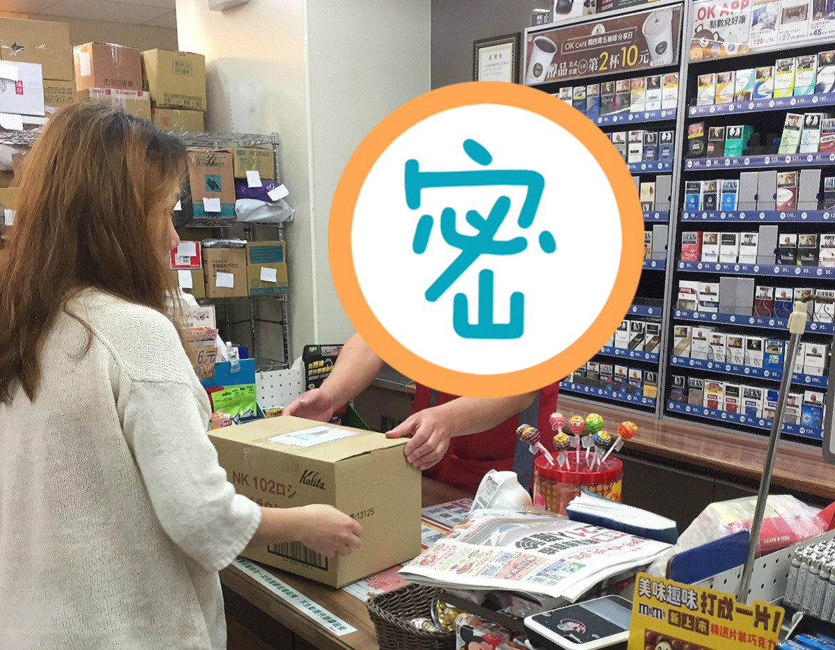 ▲超商店員戴起防毒面具，讓網友看後不禁讚「會不會太認真防疫了啦！」（圖／翻攝自PTT）