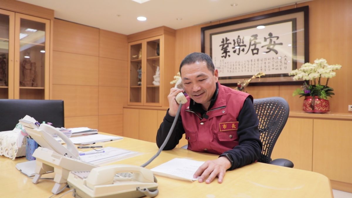 ▲侯友宜親自「獻聲」錄製台語版關懷語音，連續三天向市民宣導自我健康管理的重要性。（圖／新北市政府提供）