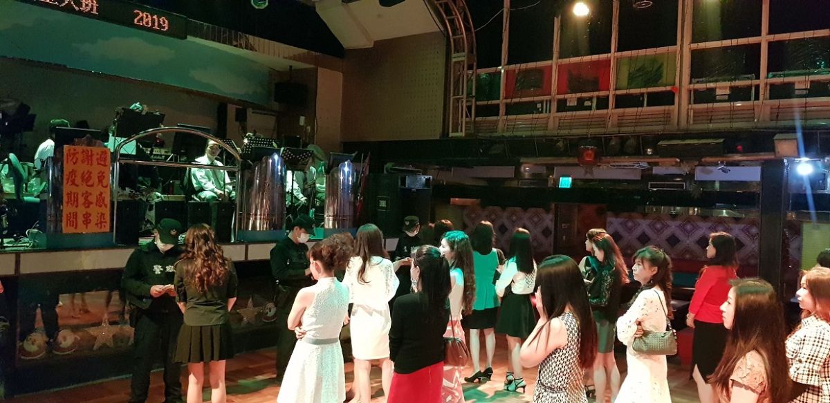 ▲50年老字號白雪舞廳昨允諾配合停業一週防疫（圖／警方提供）