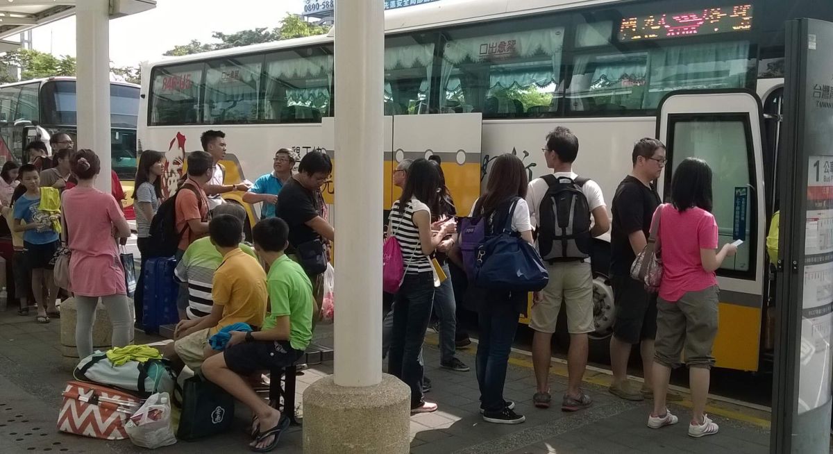 ▲交通部公路總局高雄市區監理所籲請民眾於清明連假搭乘公共運輸，以享好康優惠多。(圖／記者黃守作攝)
 