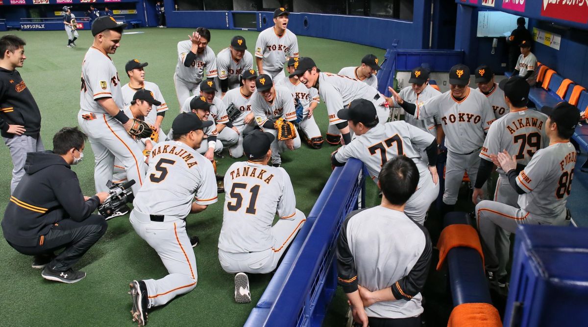 ▲陽岱鋼（右）帶球隊喊聲。（圖/取自於巨人推特）