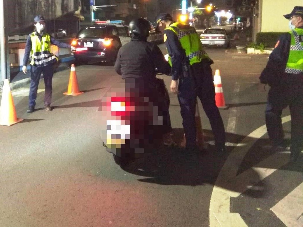 ▲檢疫民眾外出不到5分鐘即遭員警攔檢查獲。（圖嘉義市警一分局提供）