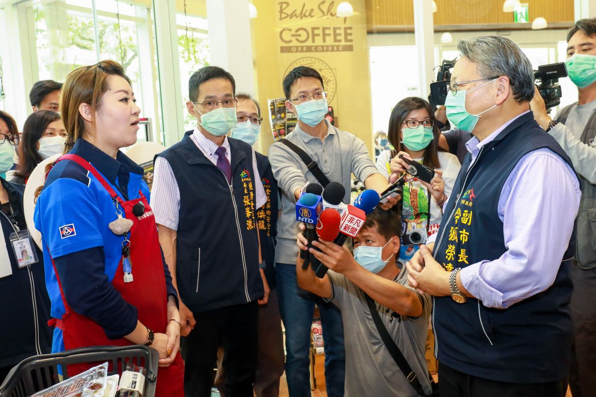 ▲新冠肺炎疫情升溫，副市長令狐榮達率經發局、衛生局前往量販店，宣導加強防疫。(圖／柳榮俊翻攝2020.3.25)