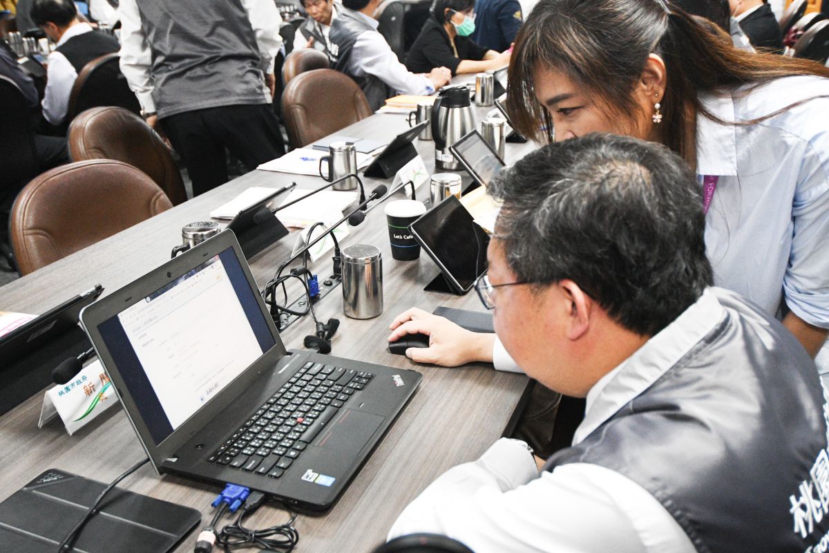 ▲口罩實名制2.0網路預購口罩第二輪今天登場，桃園市長鄭文燦上午也親自示範操作預購流程。（圖／記者李春台攝, 2020.03.25）