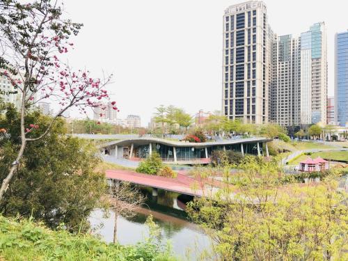 ▲台中秋紅谷公園2026年首度列入統計，就登上台中景點排行第三名。（圖／信義房屋提供）