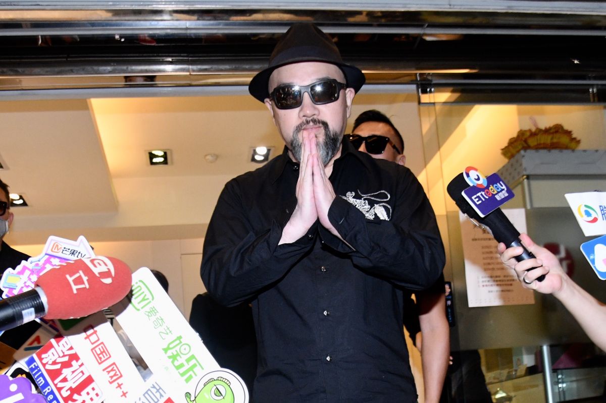 ▲辛龍擺出雙手合十姿勢。（圖 / 記者林柏年攝）