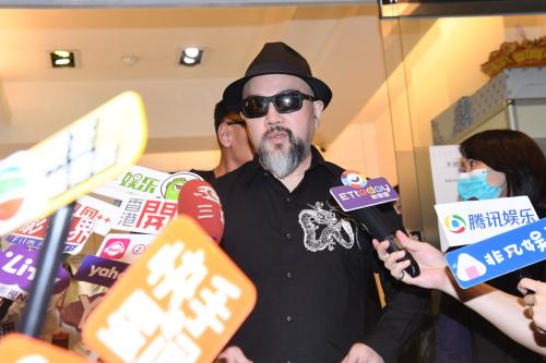 ▲辛龍面對媒體不發一語。（圖 / 記者林柏年攝）