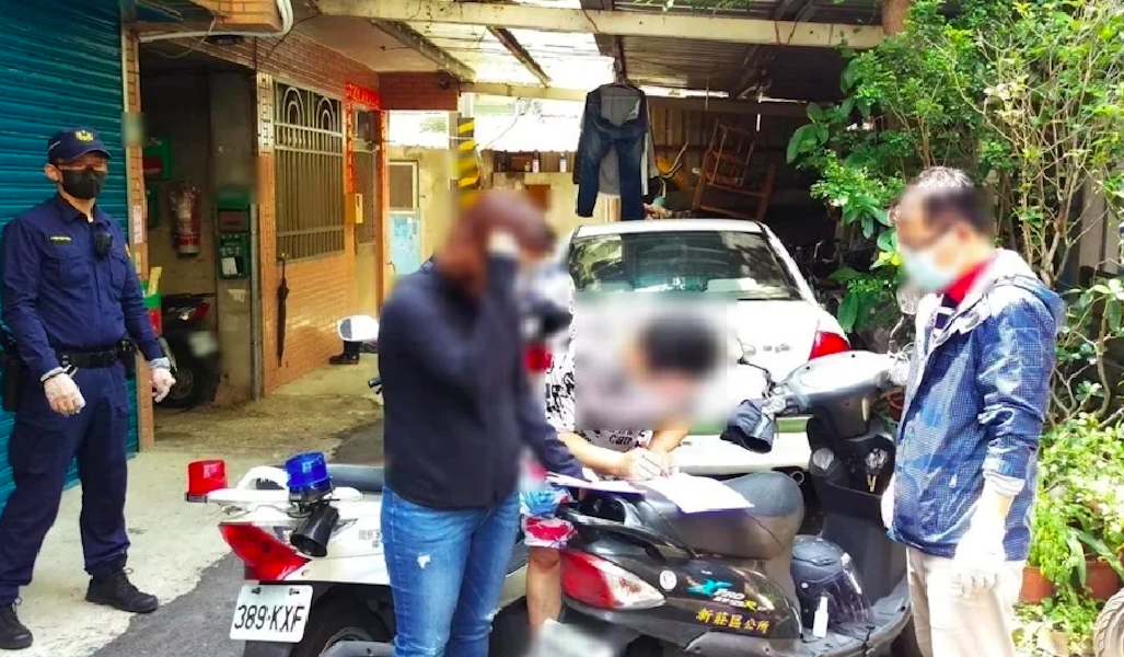 ▲新北市新莊區一對20日從廈門返國的母子，原本應為居家檢疫者，卻在返家當天就出門去診所看病，甚至被民眾目擊逛夜市。（圖／記者宋原彰翻攝）