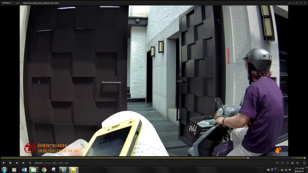 ▲謝女指稱是到藥房拿藥，但警方在他車籃上發現一包菜，懷疑是到市場買菜。（警方提供 圖／記者陳雅芳翻攝，2020.03.25）