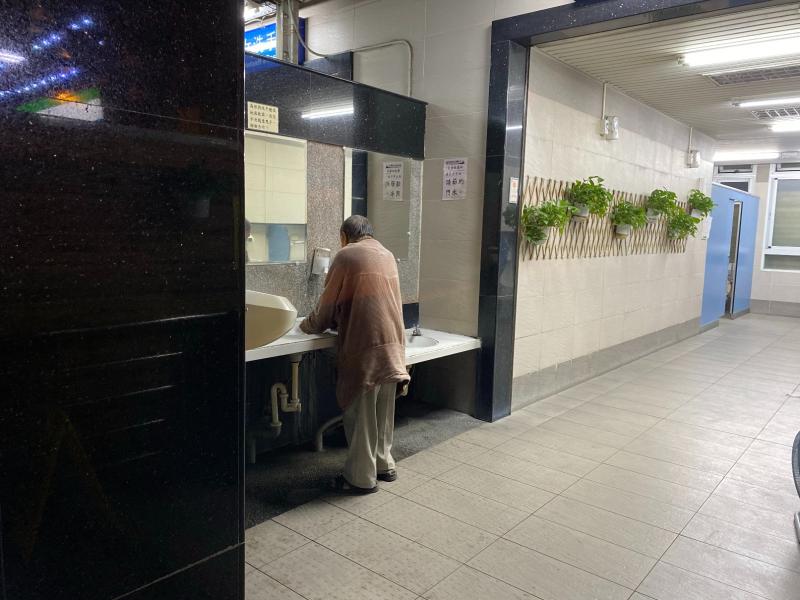 ▲記者直擊街友正在火車站的公廁洗手台盥洗。（圖／記者陳聖璋攝，2020.03.24）