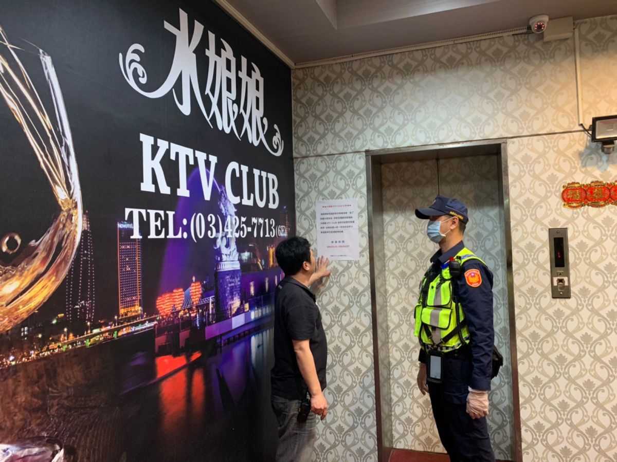▲中壢地區計有1間夜店、2間外籍移工舞廳及3間酒店，共6間娛樂場所業者願意配合政府防疫政策自主停業14日。（圖／中壢分局提供）