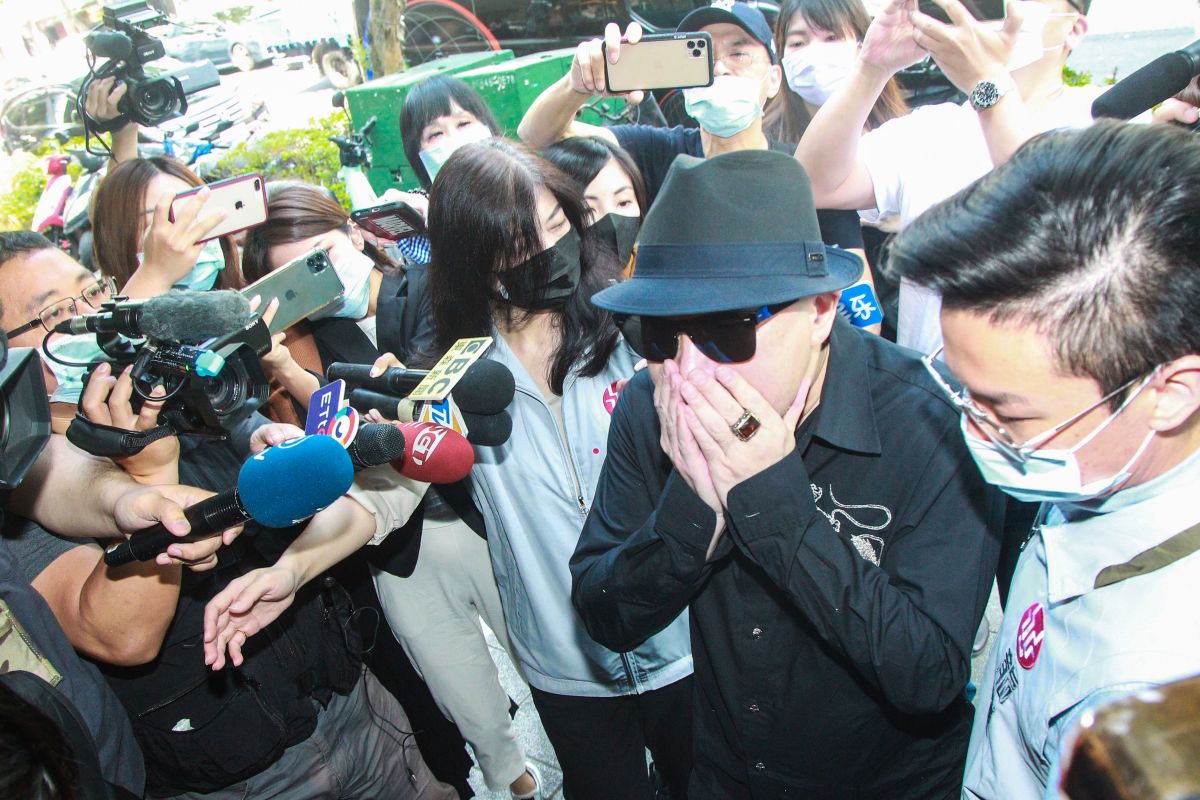 ▲辛龍（右二）現身難過摀嘴。（圖／記者葉政勳攝）