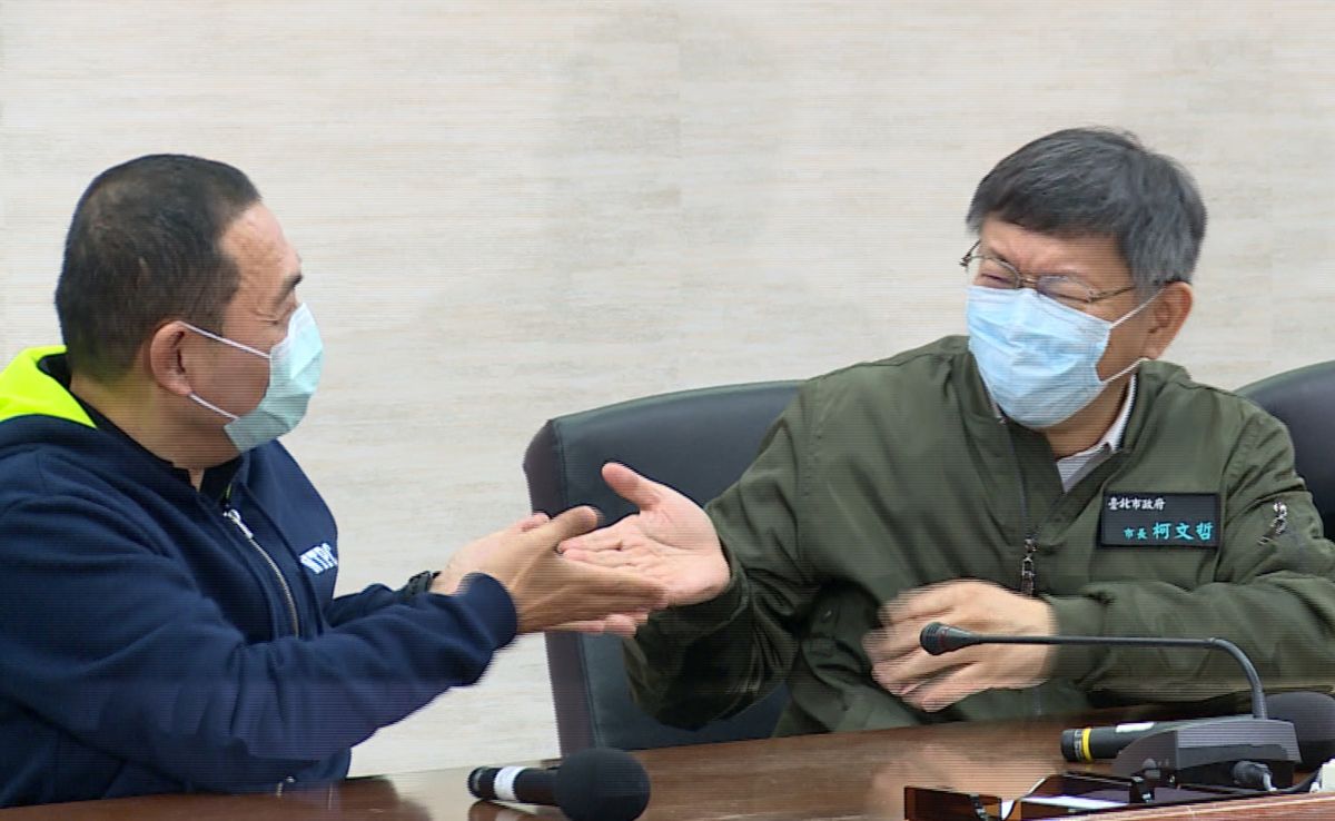 ▲新北市長侯友宜與台北市長柯文哲，在聽聞「順時中、順貞昌」等議題後，相互大笑後還互推發言權。（圖／記者丁上程攝, 2020.3.26）