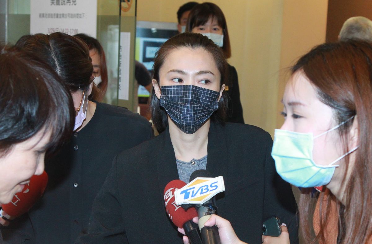 ▲侯怡君到靈堂悼念劉真。（圖／記者葉政勳攝）