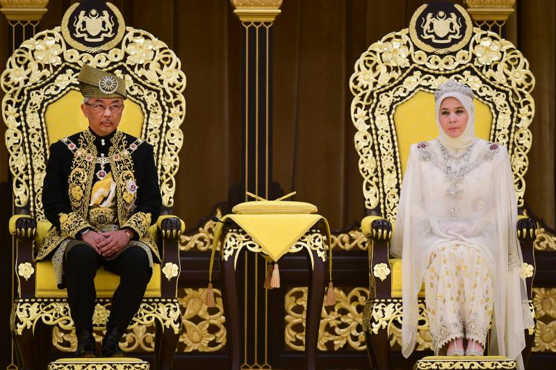 ▲馬來西亞現任最高元首蘇丹阿布都拉和他的妻子東姑阿濟茲占阿米娜。（圖／美聯社／達志影像）