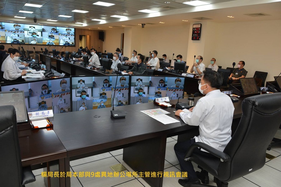 ▲台中警局長楊源明與各異地辦公人員進行視訊會議（圖／警方提供）