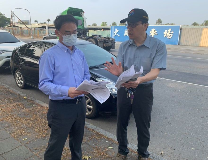 ▲高雄市政府交通局局長鄭永祥(左)勘查台糖公司設置明正停車場及大型車進駐情形。(圖／記者黃守作攝，2020.03.26) 