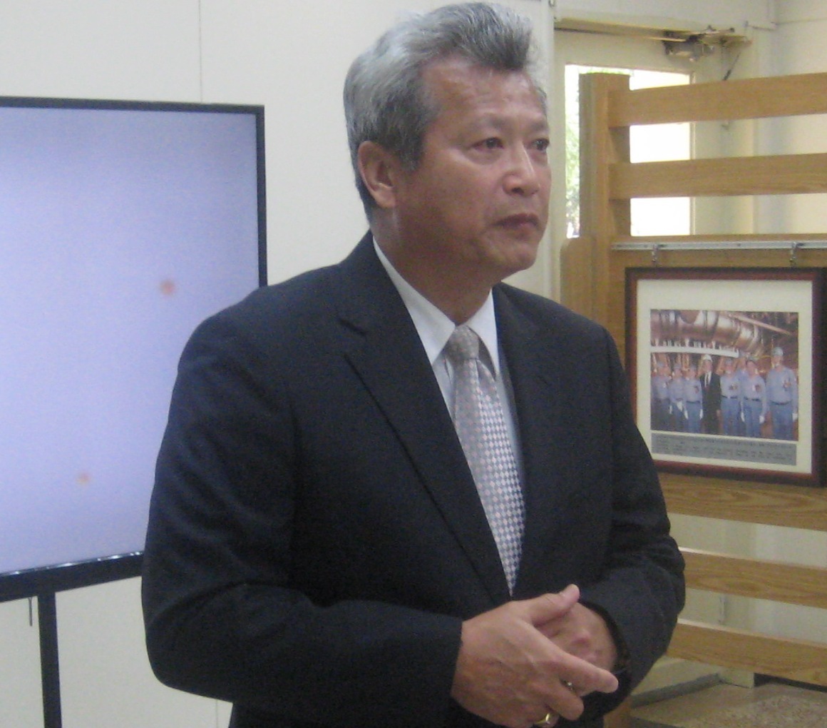 ▲中鋼公司董事長翁朝棟對海外主管同仁視訊勉勵。(圖／記者黃守作攝) 