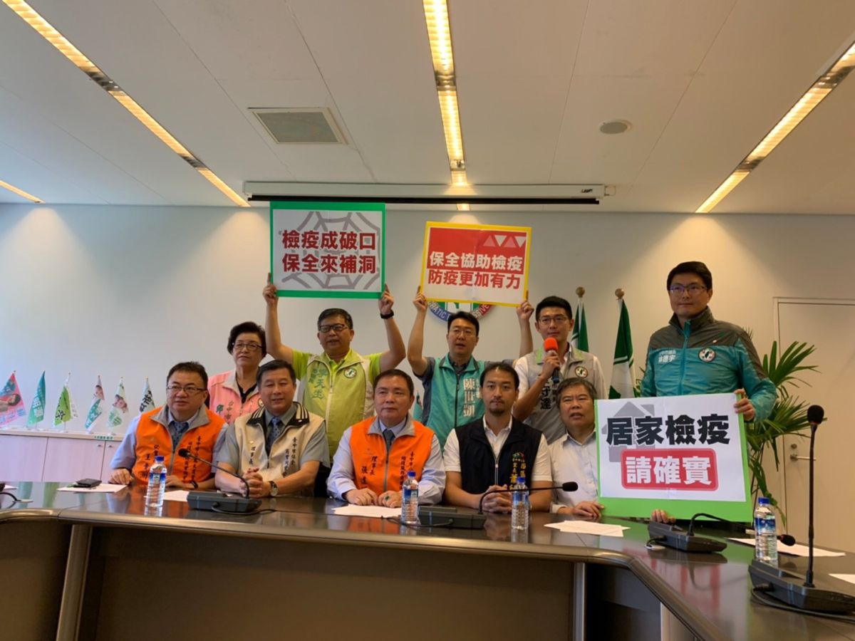 ▲市議會民進黨團建議，將保全人員等相關社區安全系統納入防疫體系，減輕里長與公所負擔。 (圖／柳榮俊攝2020.3.26)