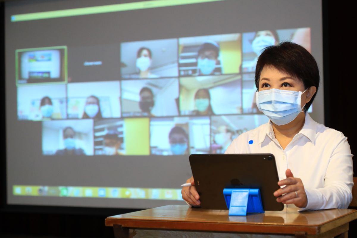 ▲中市模擬大規模停課時的遠距教學SOP，市長盧秀燕化身「盧同學」，體驗線上教學。(圖／柳榮俊攝2020.3.26)