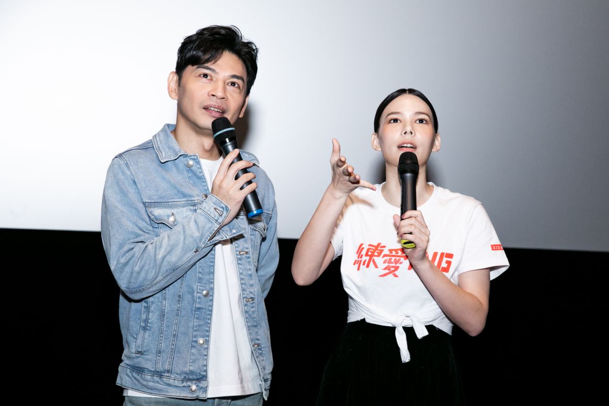 ▲阿KEN（左）賣力宣傳《練愛iNG》。（圖／藝起娛樂）