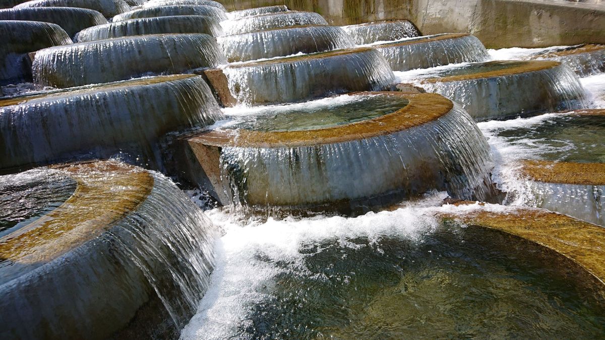 ▲烏石坑溪出現宛如「小土耳其棉堡」的美景，湧入大量遊客，市府農業局呼籲，遊客儘量不要進入河川遊玩，也勿亂丟垃圾。(圖／農業局提供2020.3.26)