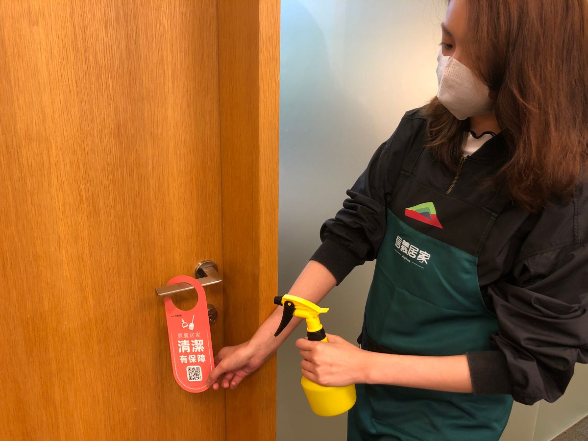 ▲信義房屋專任委託享清潔服務，開關及門把徹底消毒 。（圖／信義房屋提供）