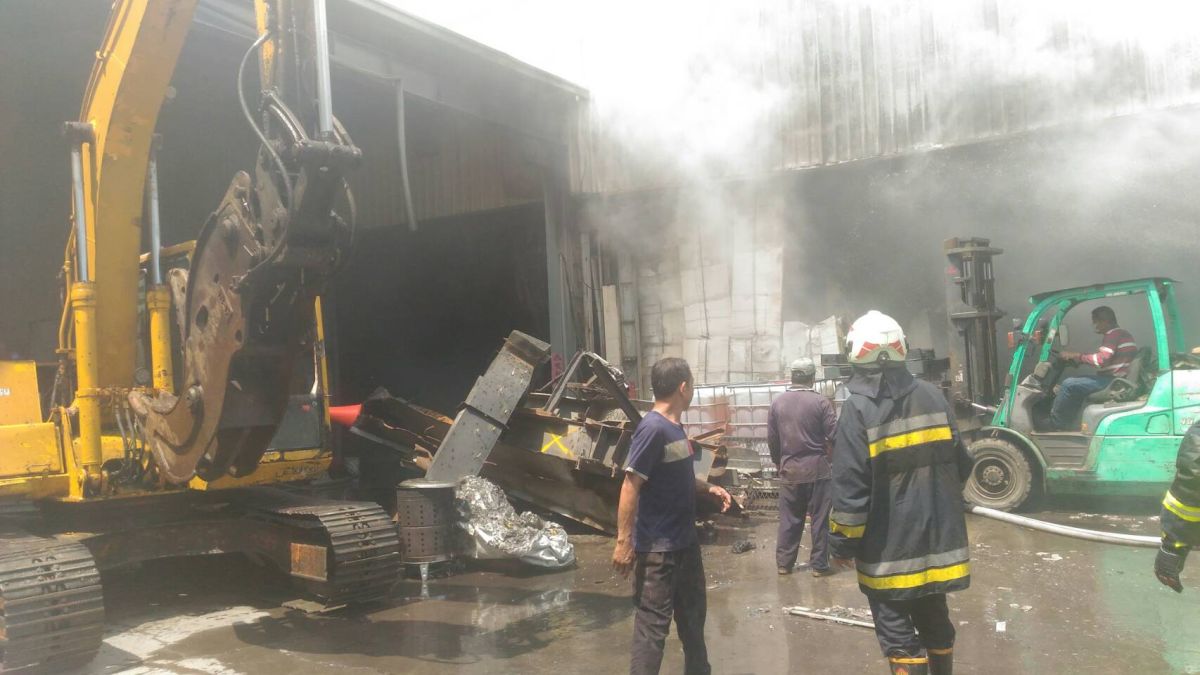 ▲員林市一家衛生紙工廠發生火災，濃煙衝天際，廠區內儲存大量易燃的衛生紙原料，有部分衛生紙原料被燒毀。（圖／記者陳雅芳翻攝，2020.03.26）