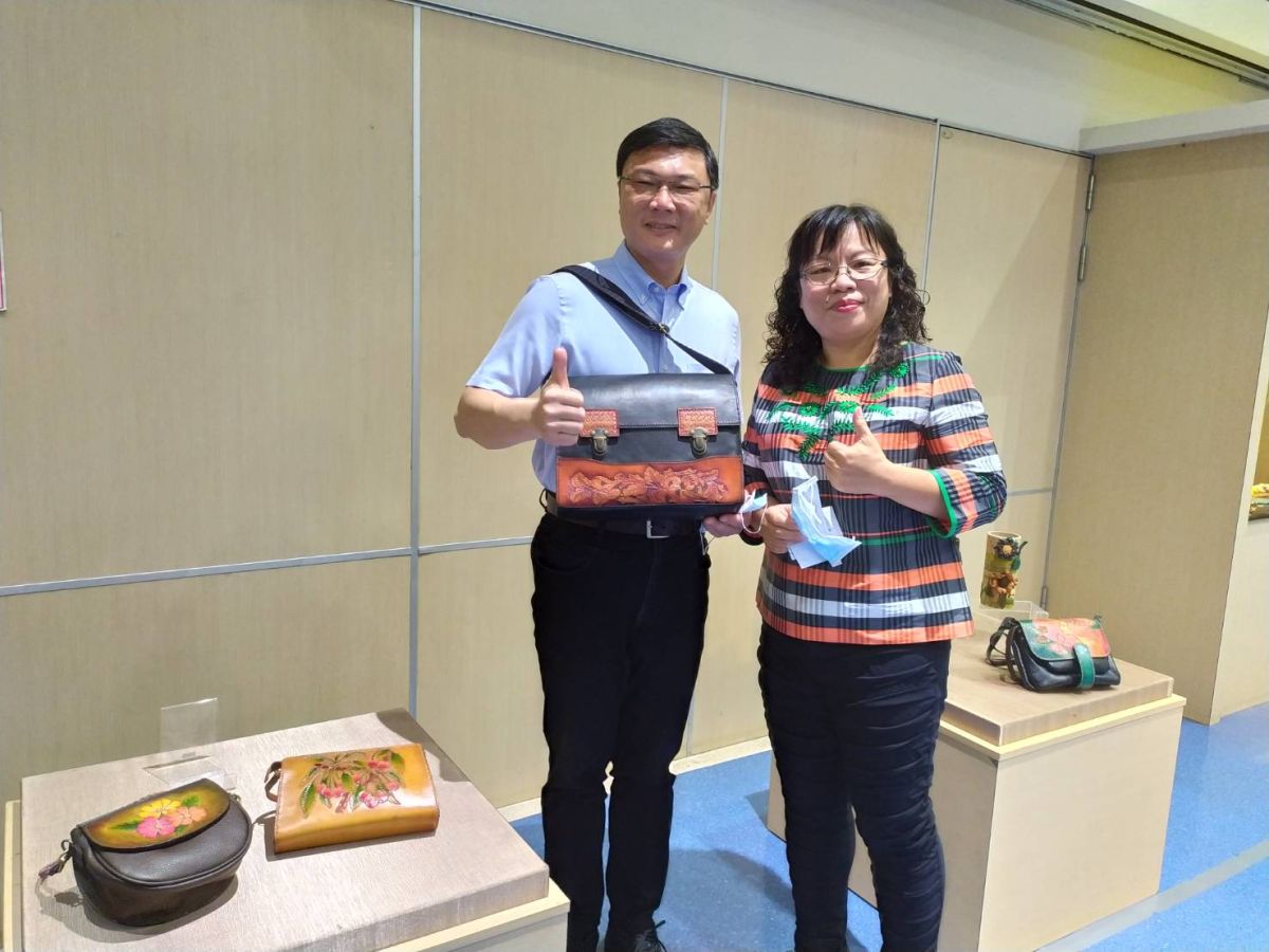 ▲鹿港鎮長許志宏表示，皮雕製品每一件都獨一無二，這次的展出作品更與生活習習相關，值得一看。（圖／記者葉靜美攝，2020.03.26）