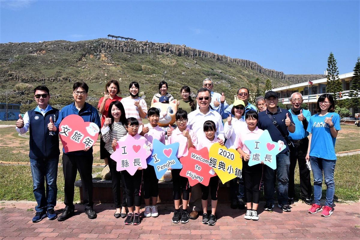 ▲澎湖縣長賴峰偉針對虎井人口外移，虎井國小沒有新生入學恐造成廢校，允諾加大貓島意象行銷虎井，同時鼓勵青年人返鄉就業，營造永續發展的環境。（圖／澎湖縣政府提供）