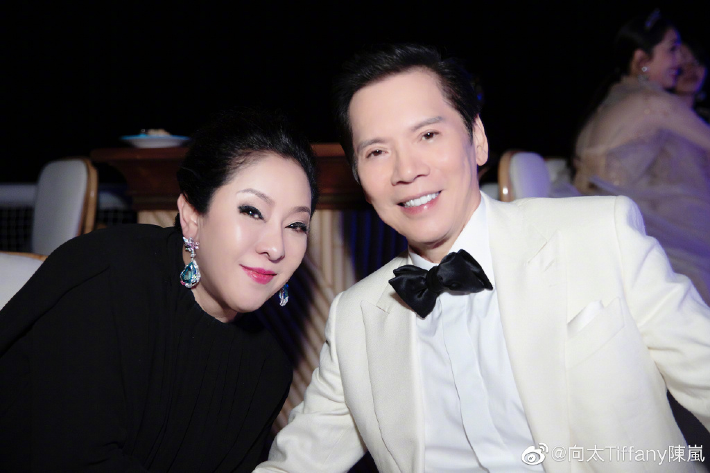 ▲「向太」陳嵐（左）與向華強（右）一起搭私人飛機返回杭州。（圖／翻攝向太微博）