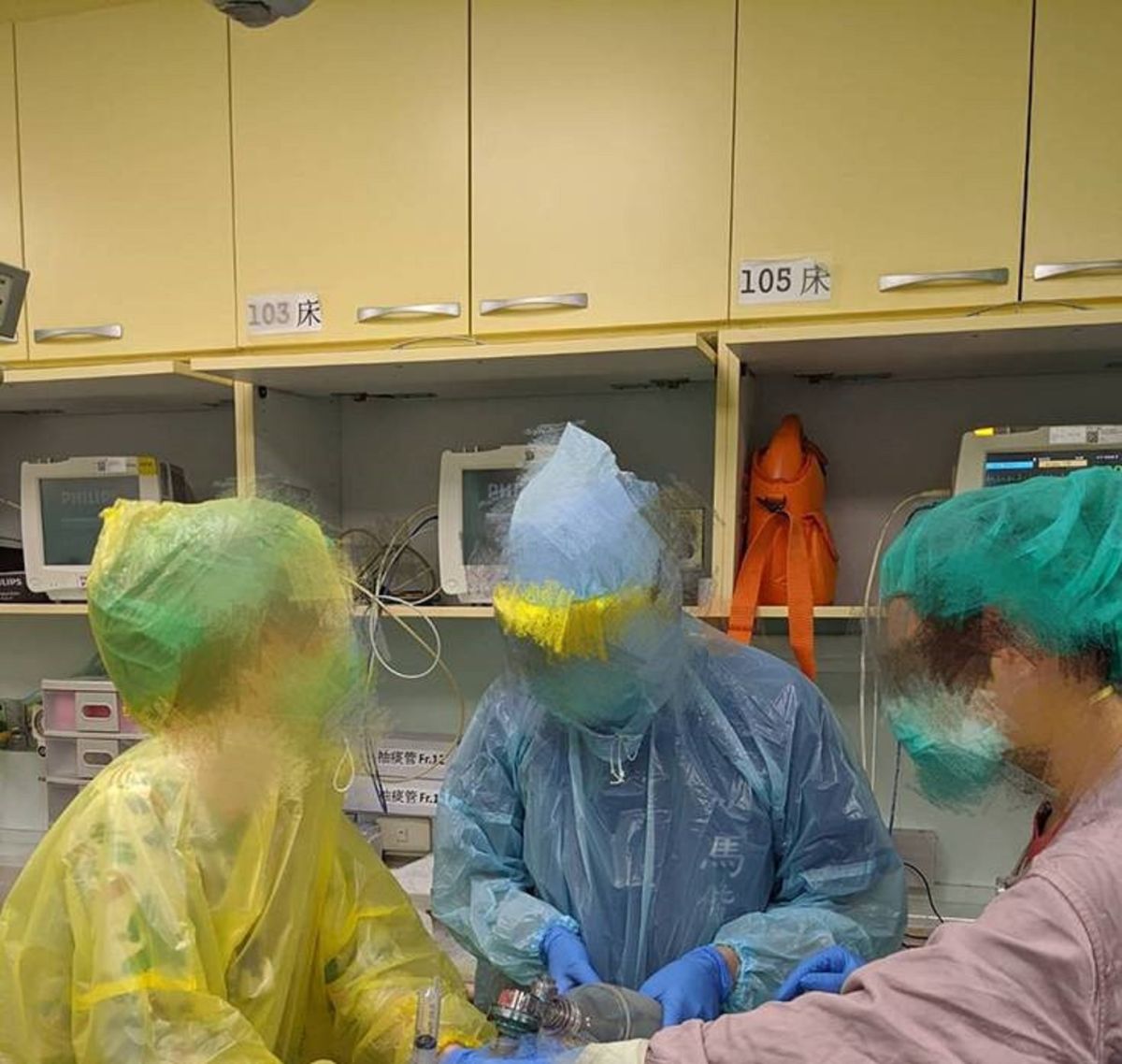 李德維日前爆料馬階醫院的急診室醫護人員，用輕便雨衣當防護衣。 (圖/李德維提供)