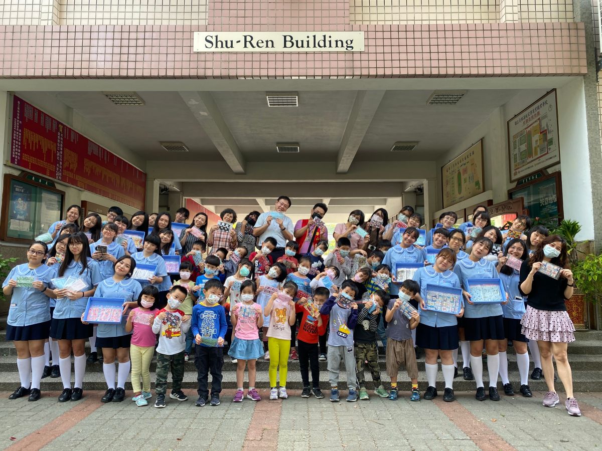 ▲國立員林家商號召師生們跨科合作，分工貢獻所學、趕製大批實用又精美「愛心布口罩套」，發送給幼兒園小朋友與弱勢長輩。（圖／記者陳雅芳攝，2020.03.26）