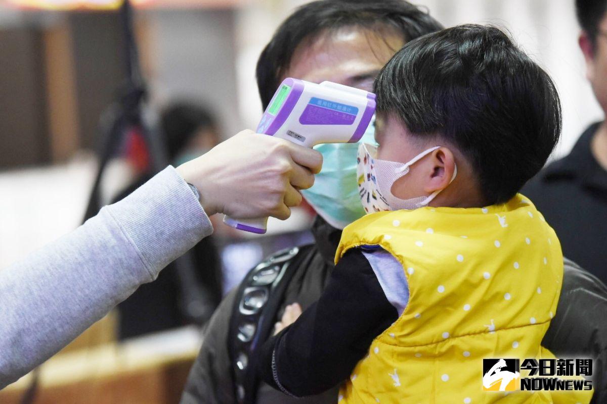 ▲交通部表示，主要交通場站 4 月 1 日起全面量測體溫，若民眾體溫超過 37.5 度，依規定不得搭乘大眾運輸。（圖／NOWnews資料圖片）