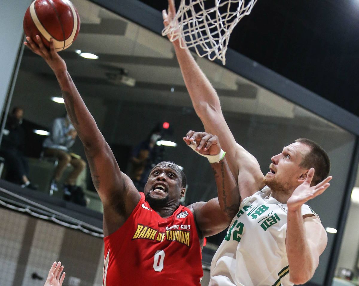 ▲台銀米歇爾繳出全場最高33分9籃板4助攻3抄截2阻攻