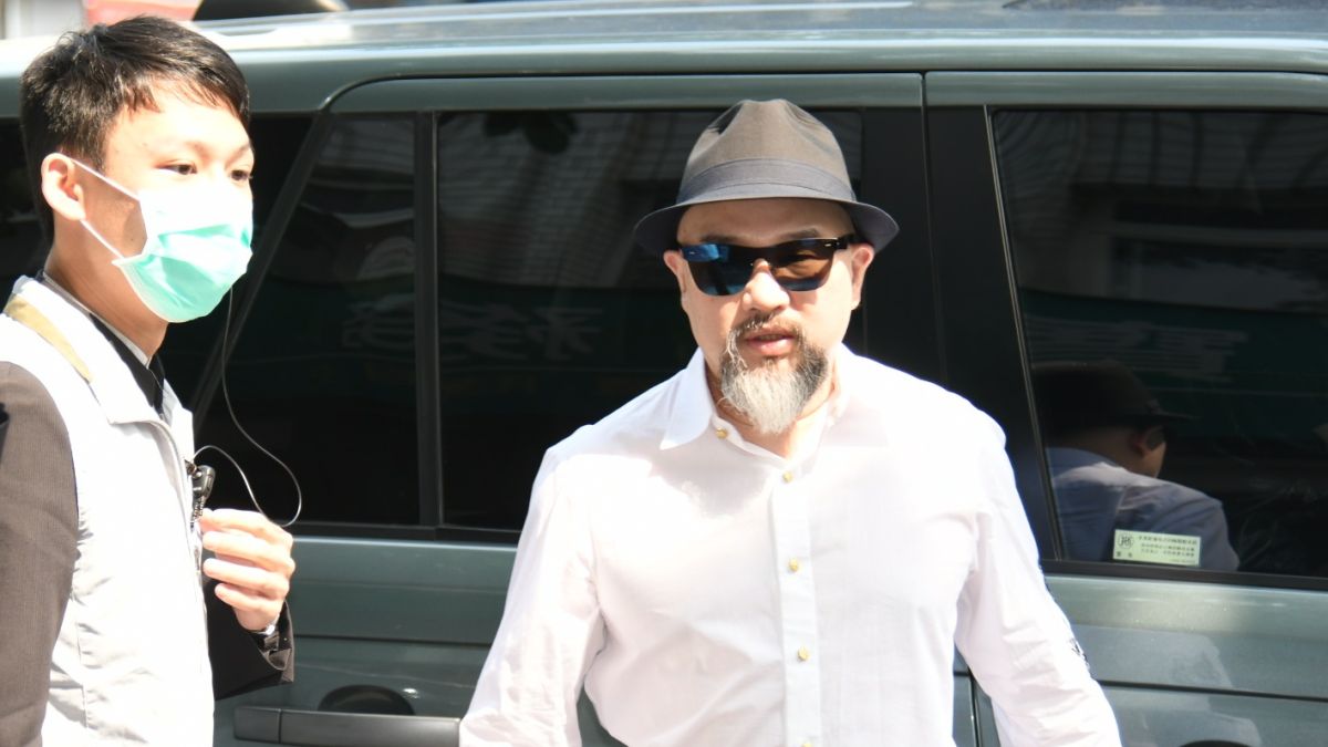 ▲辛龍（右）穿白襯衫現身。（圖／記者林調遜攝）