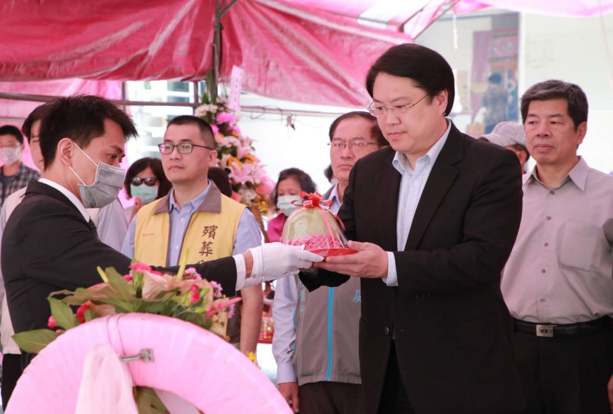 ▲基隆市109年慎終追遠春祭大典，今(27)日上午在南榮公墓納骨塔前舉行，市長林右昌到場表達對先人最虔誠敬意。（圖／基隆市民政處提供）