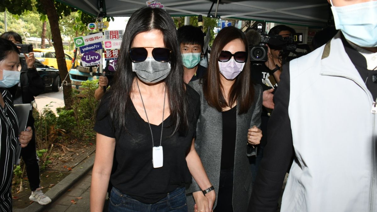 ▲曾馨瑩（墨鏡灰衣）緊牽林熙蕾的手現身。（圖／記者林調遜攝）
