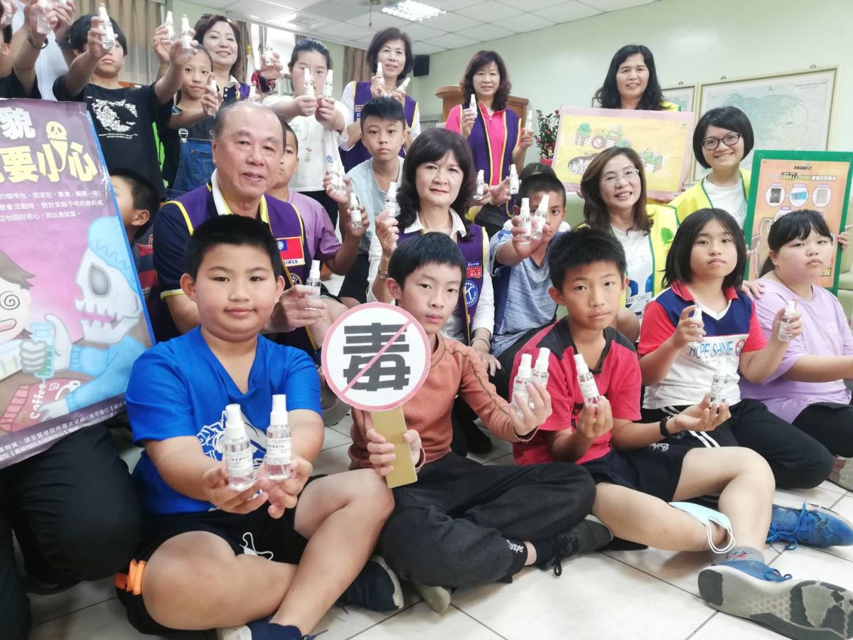 ▲木蘭國際同濟會贈送200瓶手部清潔液給中埔和興國小師生防疫，對抗新冠病毒、加強防疫。（圖/記者邱嘉琪攝，2020.03.27）