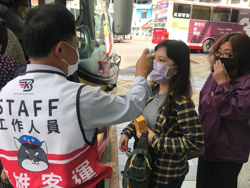 ▲交通部公路總局高雄區監理所督導客運業者防疫作為及疏運整備等工作情形。(圖／記者黃守作攝，2020.03.27)