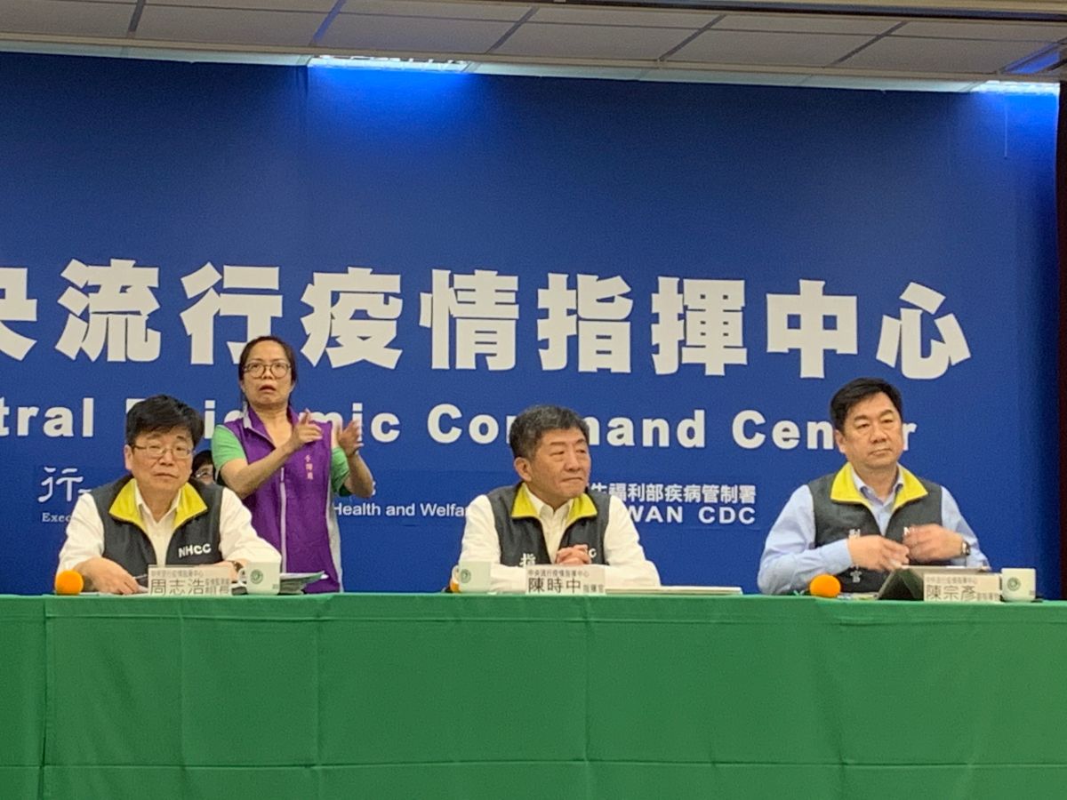 ▲中央流行疫情指揮中心今(27)日公布新增15例新冠肺炎確診病例，6女9男，年齡10多歲至60多歲，而且都是境外移入，包括3起群聚事件。（圖／記者顏真真攝）