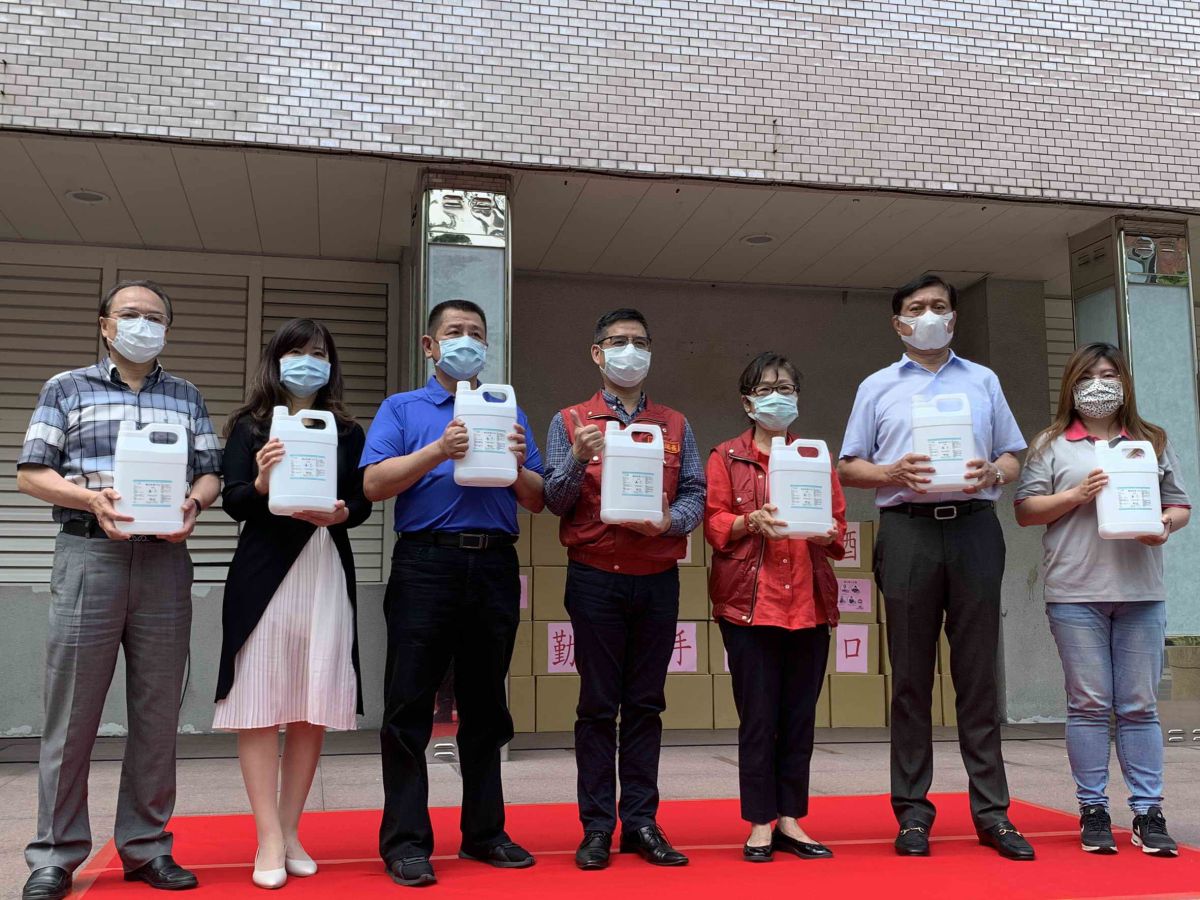 ▲永和區各界共同捐助1萬公升防疫酒精，由民政局長柯慶忠（中間紅背心者）代表受贈。（圖／新北市民政局提供）