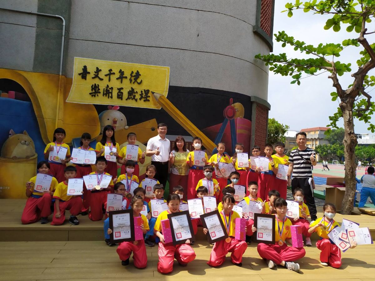 ▲鹿港鎮文開國小在108年度縣長盃武術錦標賽武術成績亮眼，鹿港鎮長許志宏今(27)日前往頒發獎金與獎品，鼓勵大家再接再厲，未來繼續參加比賽訓練體魄，為校爭光。（圖／記者葉靜美攝，2020.03.27）