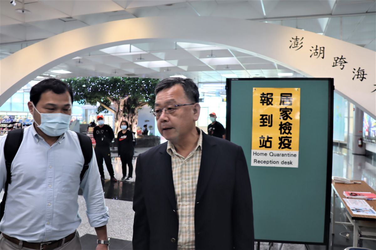 ▲縣長賴峰偉宣布加碼補助防疫旅館1,200元，若加上中央補償居家檢疫者每日1,000元，等於每天每人可獲得2,200元。（圖／記者張塵攝，2020.03.27）