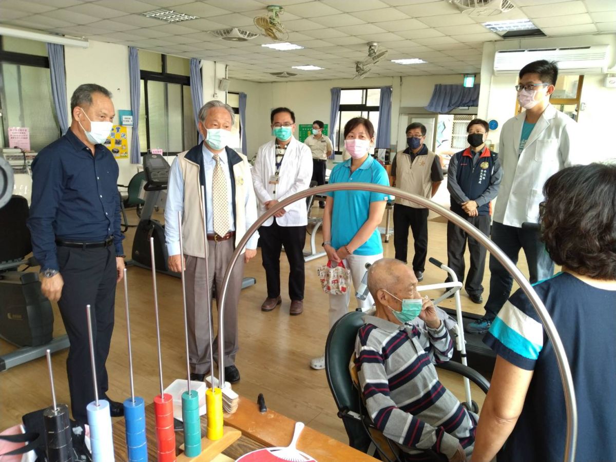 ▲輔導會副主任委員呂嘉凱視導中彰榮家防疫作為，感謝住民在防疫期間之配合，並叮囑勤洗手、消毒、定時量測體溫及避免外出。（圖／記者陳雅芳攝，2020.03.27）