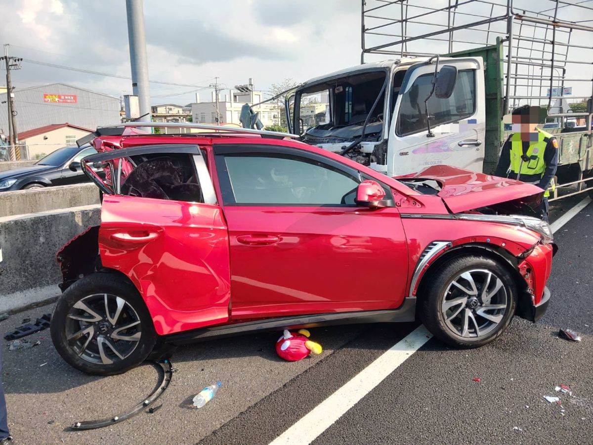 ▲國道一號北上北斗路段發生包括和欣客運等二大車和6小車追撞事故，車體殘骸碎一地。（圖／記者陳雅芳翻攝，2020.03.27）