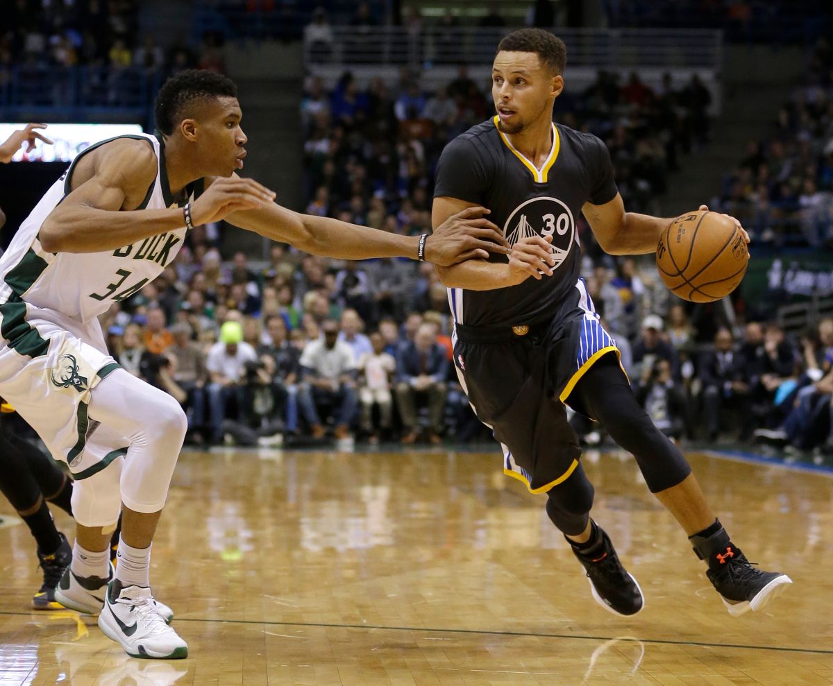 ▲公鹿「字母哥」Giannis Antetokounmpo和勇士超級射手Stephen Curry相互對抗。（圖／美聯社／達志影像）