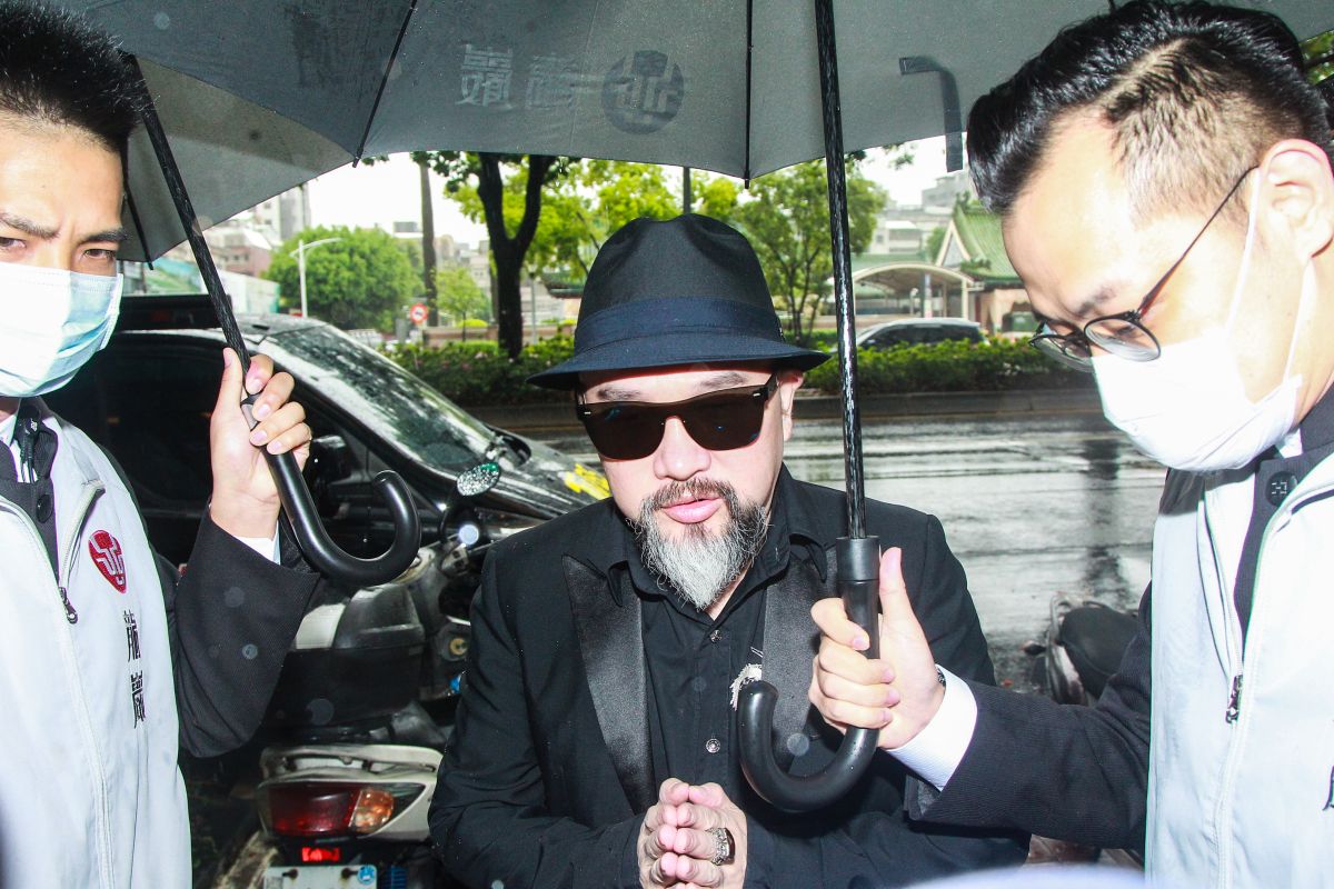 ▲辛龍昨（27）日晚11點多頭七法事結束後才離開靈堂，今早10點左右又現身。（圖／記者葉政勳攝 , 2020.03.28）